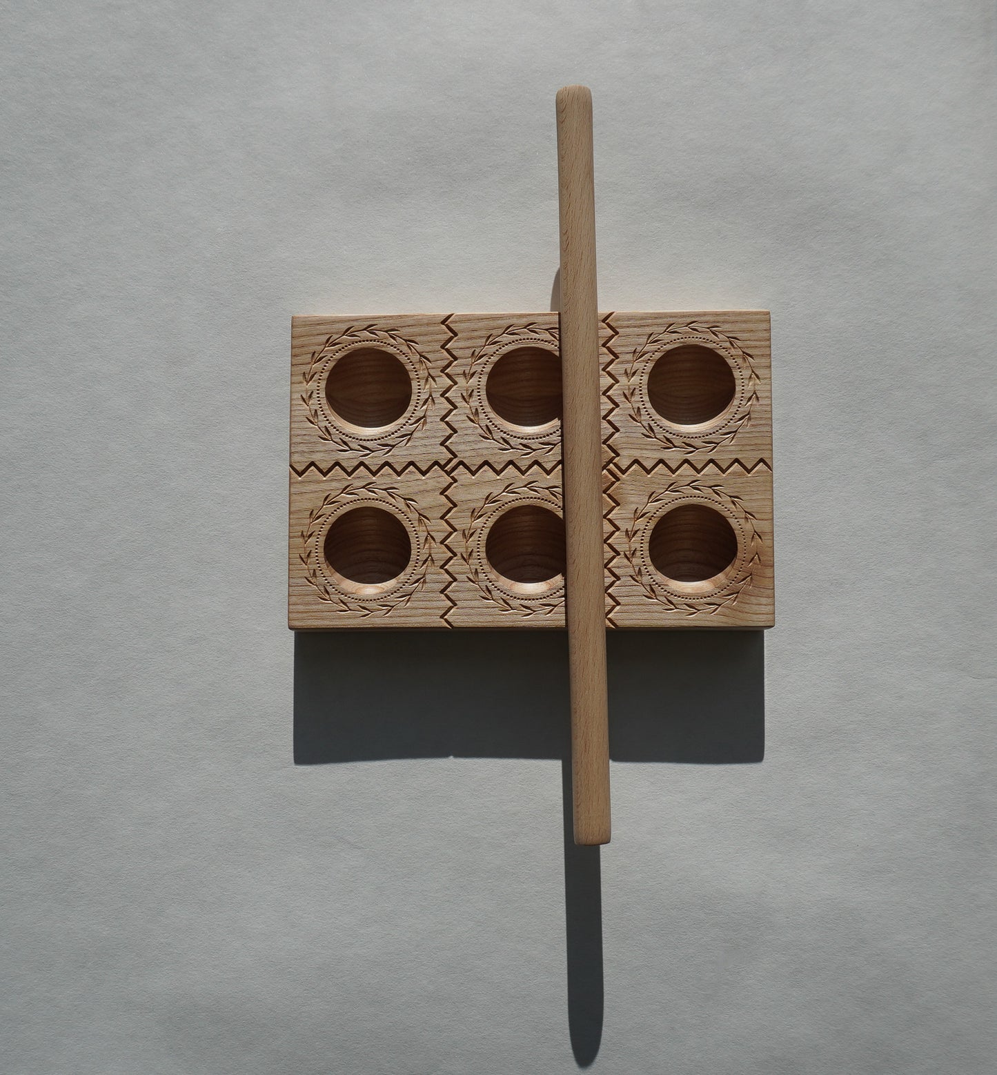 Q06 - Planche à raviolis pour 6 pièces avec rouleau en frêne