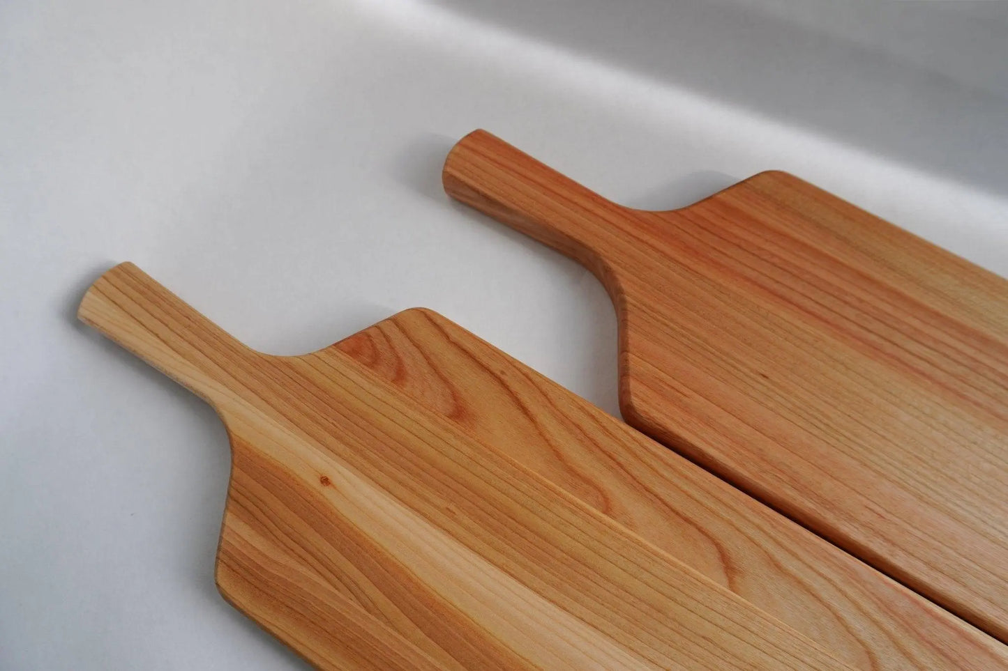 Q10 - Planche à découper artisanale en bois de cerisier avec poignée - Que du Bois Atelier