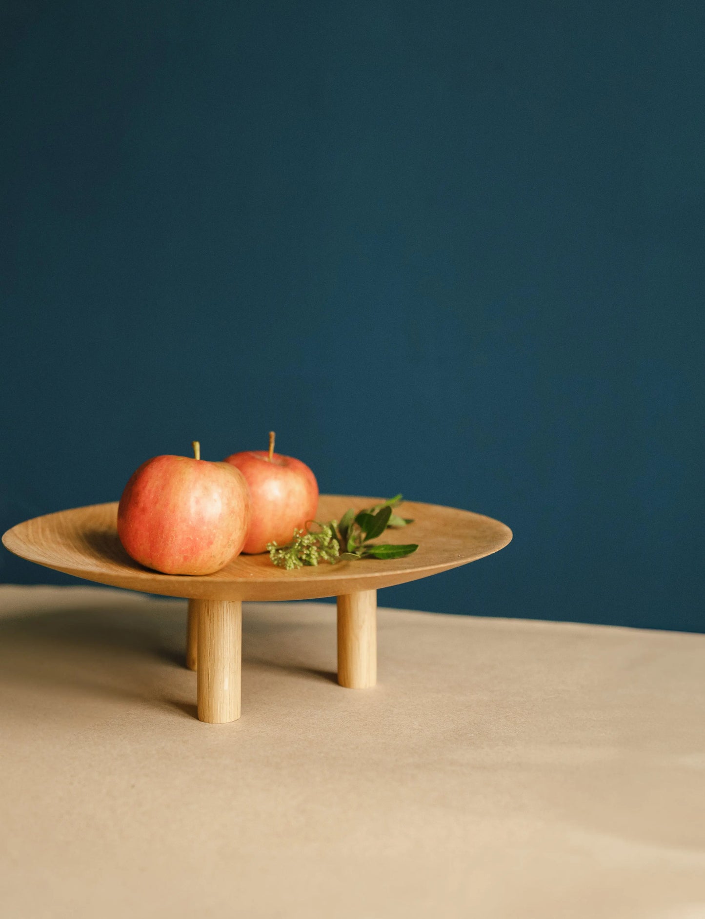 Q90 - Plateau en bois de chêne sur 3 pieds – 26x3 cm Que du Bois Atelier