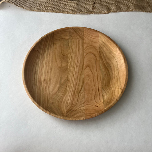 Miki. Assiette pour les enfants en bois de cerisier – Que du Bois Atelier