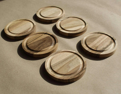 Carleau. Lot de 6 sous - verres en bois de frêne ou en bois de noyer - Que du Bois Atelier