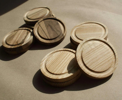 Carleau. Lot de 6 sous - verres en bois de frêne ou en bois de noyer - Que du Bois Atelier