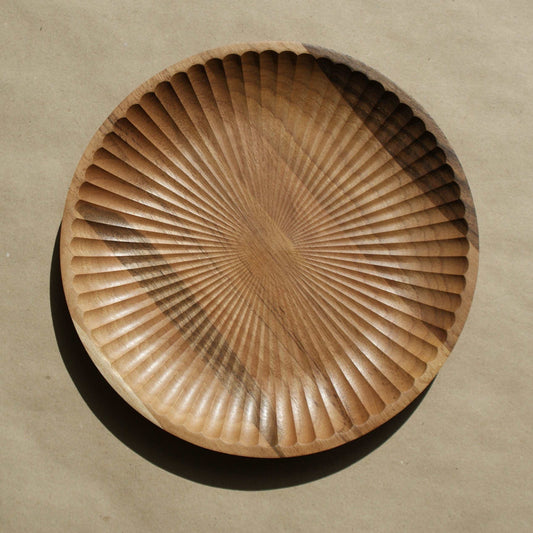 Lewisia. L'assiette en bois de noyer sculptée, diamètre 21 cm Que du Bois Atelier