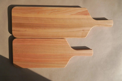 Planche à découper artisanale en bois de cerisier avec poignée - Que du Bois Atelier
