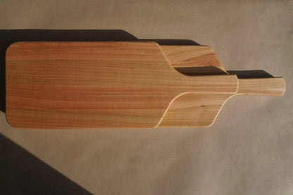 Planche à découper artisanale en bois de cerisier avec poignée - Q10 - Que du Bois Atelier