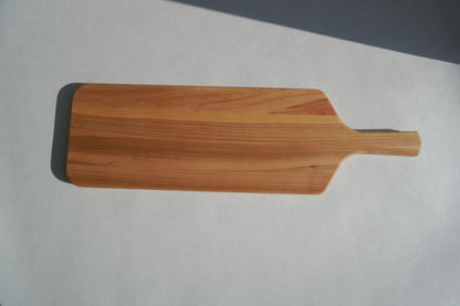 Planche artisanale élégante avec poignée, parfaite pour la cuisine ou les apéritifs