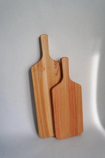 Planche à découper artisanale en bois de cerisier avec poignée - Q10 - Que du Bois Atelier