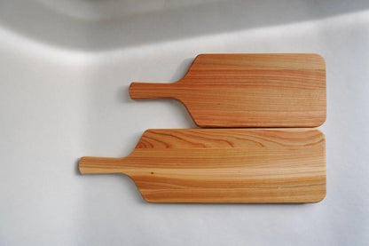 Planche à découper artisanale en bois de cerisier avec poignée - Q10 - Que du Bois Atelier