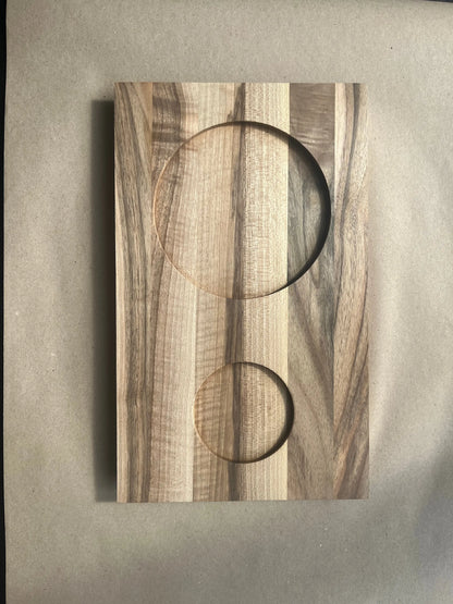 Q41 - Plateau Moderne en Noyer avec Découpes Que du Bois Atelier