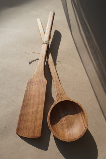 Q82 - Lot de 2 cuillères en noyer – 33 cm Que du Bois Atelier