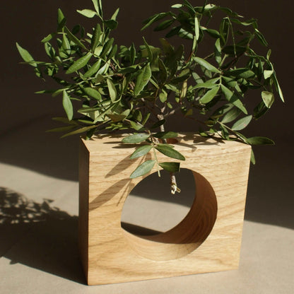 Zinnia. Le vase en chêne pour fleurs sèches Que du Bois Atelier