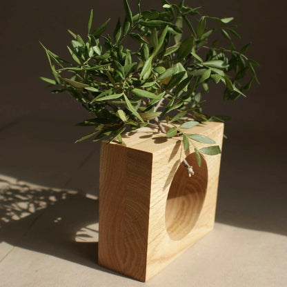 Zinnia. Le vase en chêne pour fleurs sèches Que du Bois Atelier
